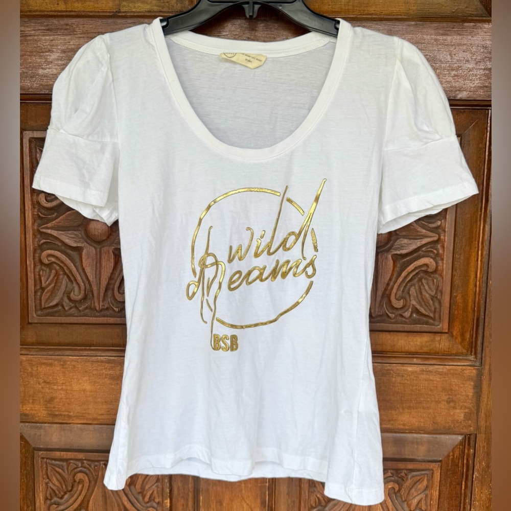 BSB Jeans Brand White Short Sleeve Top W/“Wild Dreams” In Gold On Front, Small.